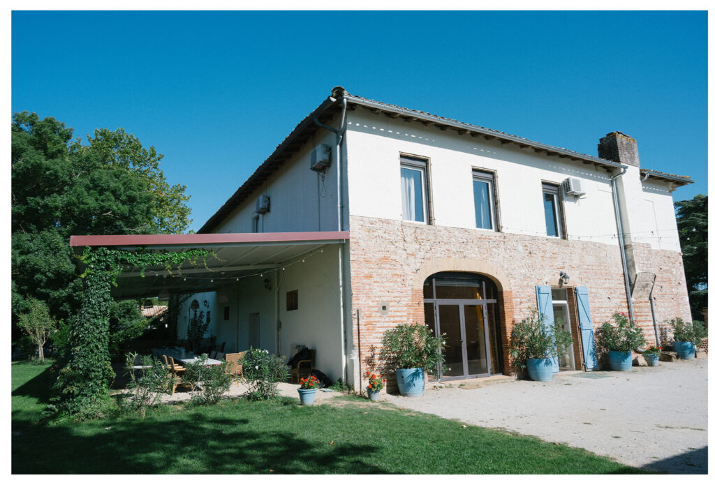 Bride and groom walking together during golden hour at Le Manoir de Lisle, captured by Toulouse wedding photographer.